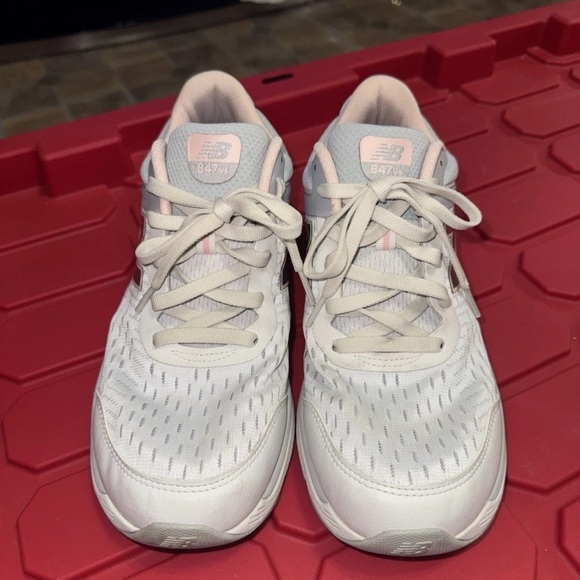 Size 11; New Balance 847 V4 Women's Athletic Walking Shoes - Picture 3 of 14